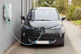 Comment recharger sa voiture électrique en vacances ?